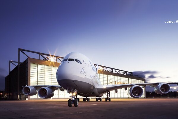 Aeroporto muitos grandes aviões