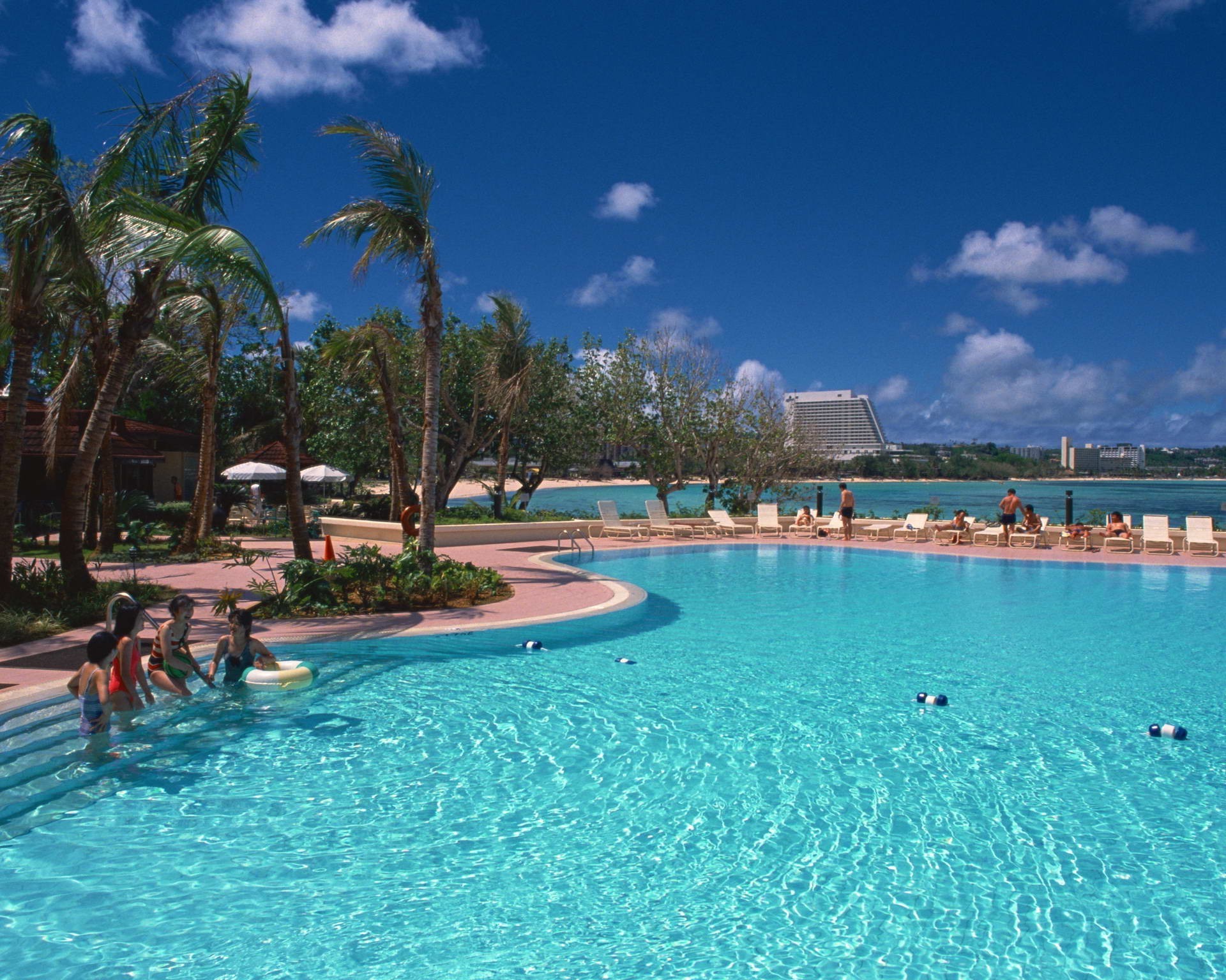 maison et intérieur hôtel station piscine piscine natation eau luxe palm vacances plage vacances au bord de la piscine voyage vacances détente tropical villa été île exotique