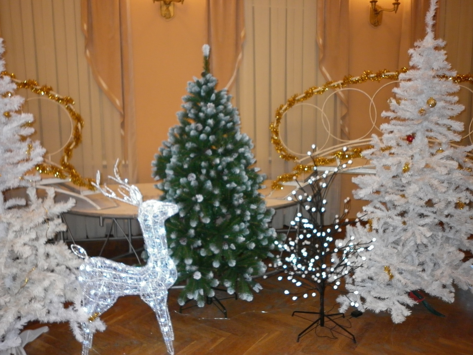 neujahr weihnachten winter dekoration urlaub schneeflocke schnee merry frost jahreszeit kiefer baum glitzern holz leuchten kerze tanne geschenk traditionelle weihnachtsbaum