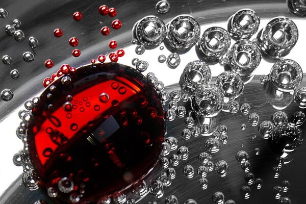 Gouttes d eau avec goutte rouge