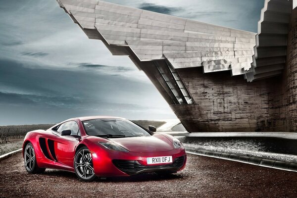 Coche rojo en casa gris