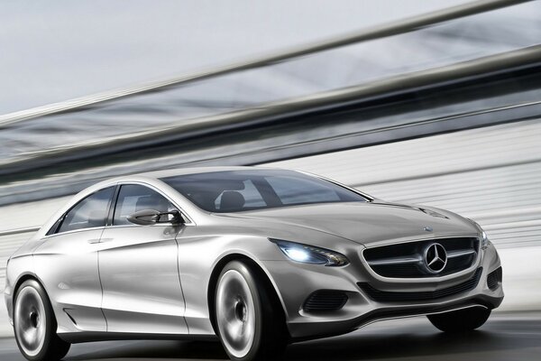 Belle Mercedes sportive argent