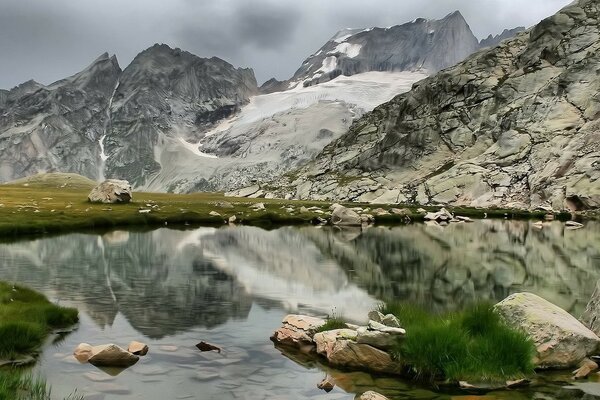 Paesaggio di montagne sullo sfondo del lago Specchio