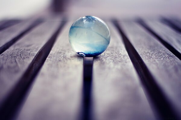 Fotografía macro de una gota de agua en un puente