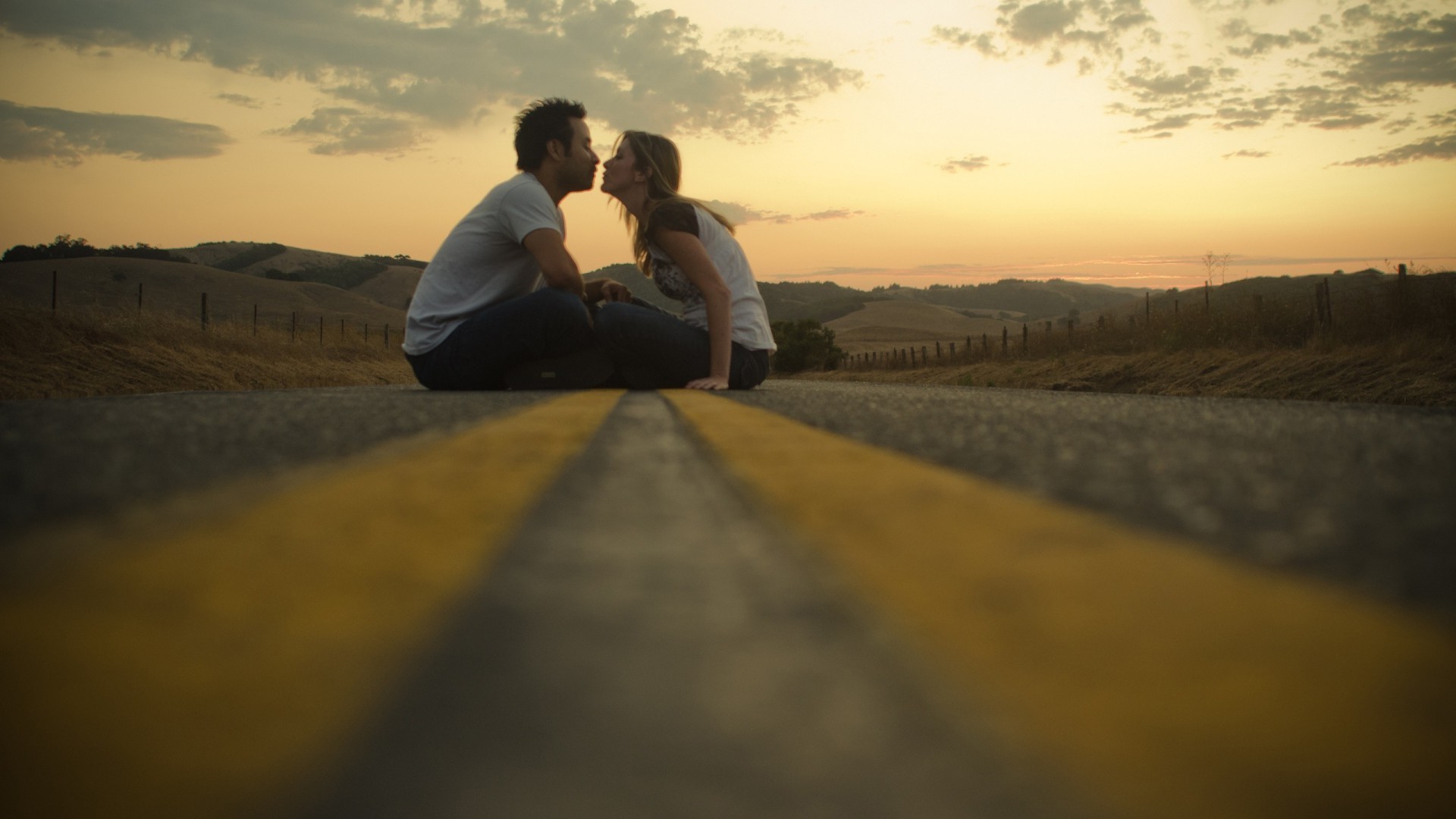 couple d amoureux coucher de soleil paysage fille voyage ciel soir lumière eau adulte plage amour flou aube couple route deux lac femme nature