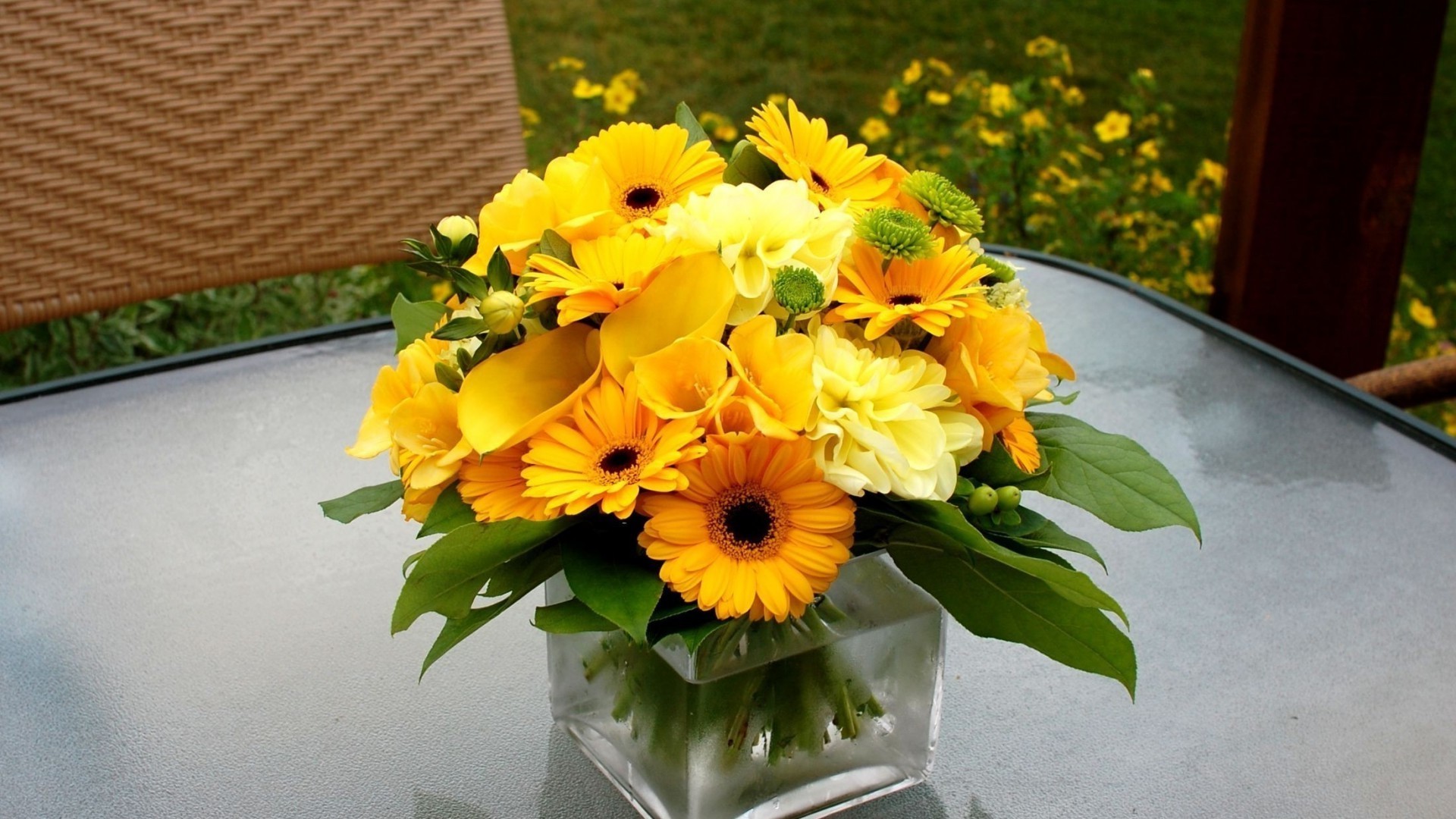 букет желтых цветов ваза стол без смс
