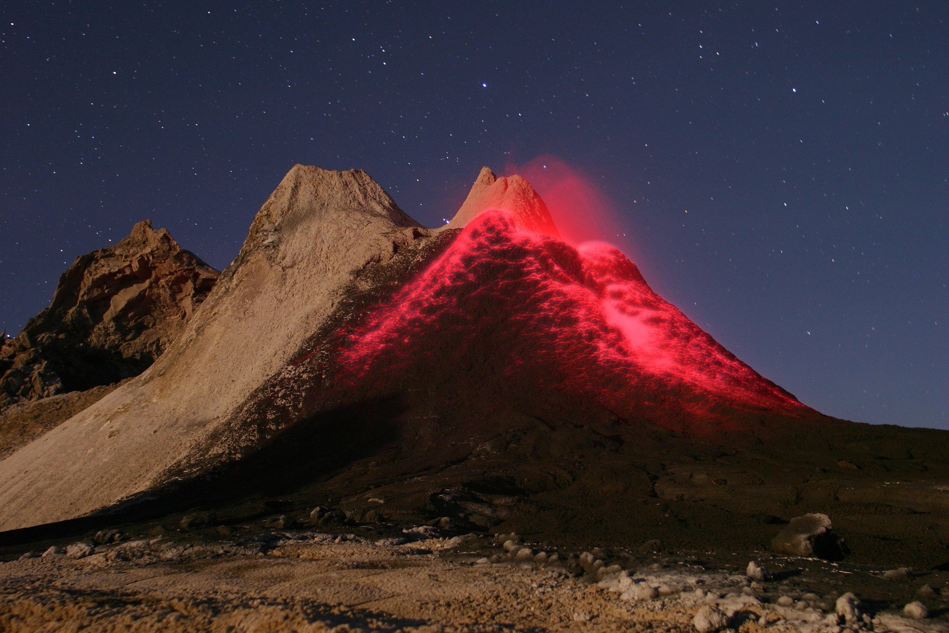 火山 火山 喷发 月亮 山 天文学 旅游 火山口 景观 天空 探索 户外 沙漠 日光 熔岩 晚上 风景