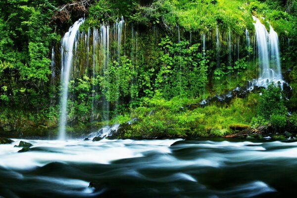 Sfondo del desktop con cascate e fiume