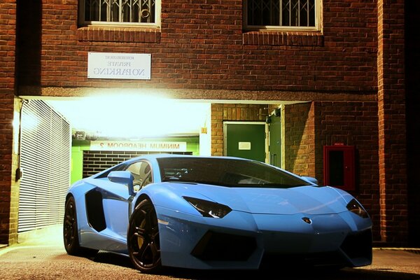 Voiture de sport bleu dans la ville