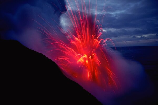 Erupción de lava salpicando en humo