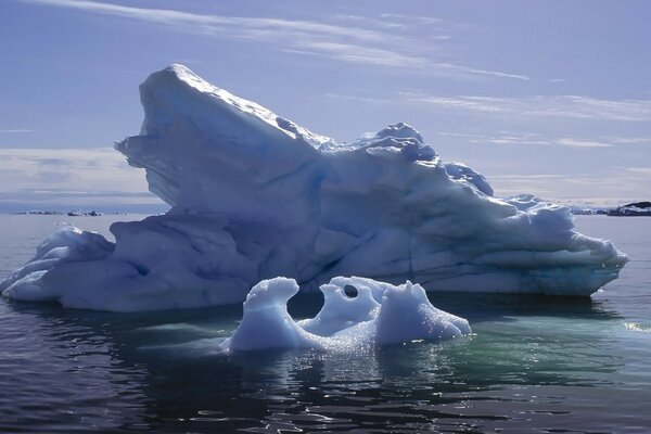 Dos icebergs en medio de la ventana