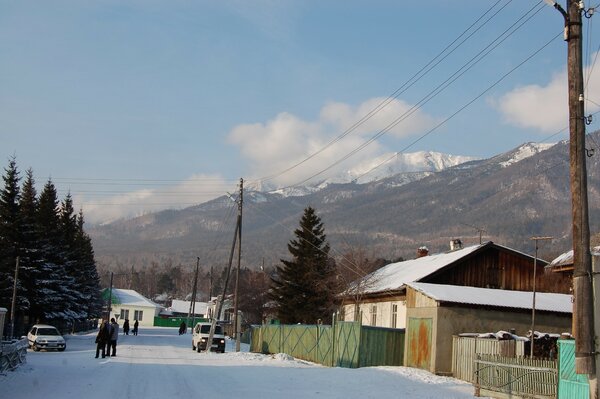 Montagnes enneigées parmi les maisons