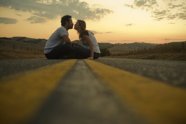 Couple de personnes assis sur la route