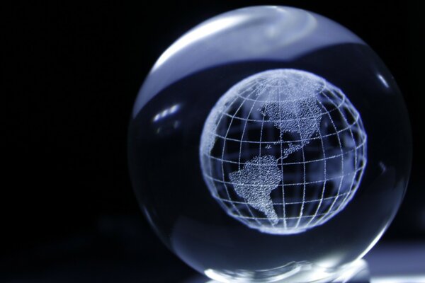 نموذج من الكرة الأرضية في كرة زجاجية