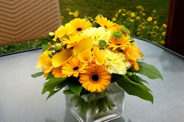 Fleurs jaunes dans un vase sur une table