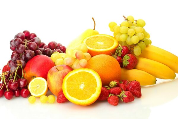 Différents fruits se trouvent sur la table