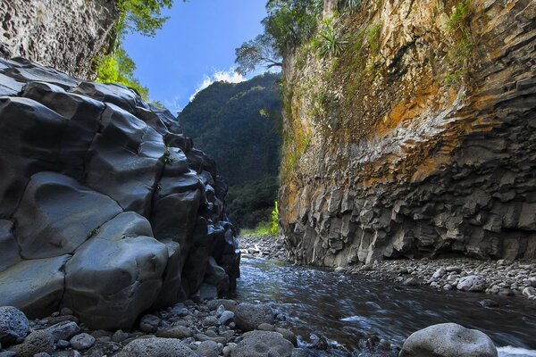 A natureza com sua beleza sempre surpreende pedras bonitas, a água flui