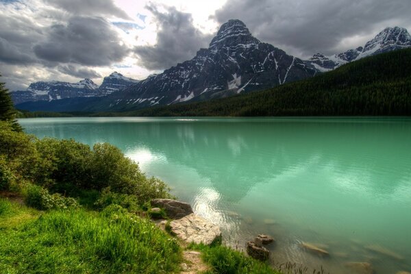 Beau lac sur fond de montagnes enneigées