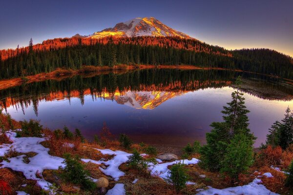 Tramonto sulla riva di un bellissimo lago