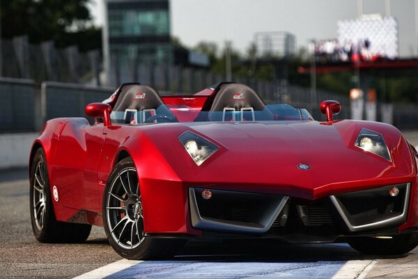 Coche deportivo rojo en las carreras