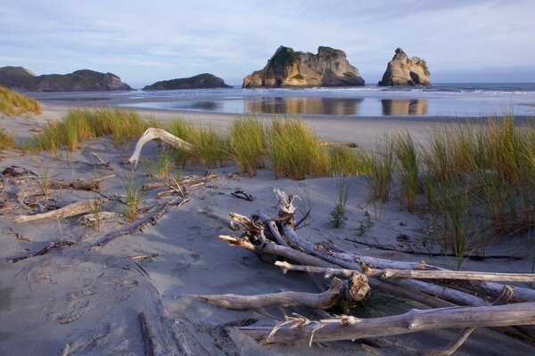 Praia junto ao mar com grandes montanhas