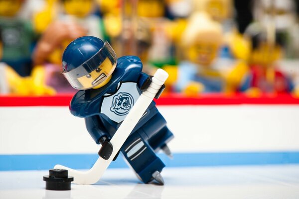 Kleiner Lego-Hockeyspieler mit Putter