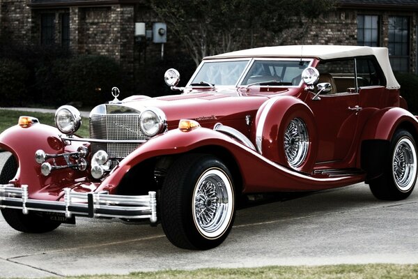 Voiture rétro de couleur rouge