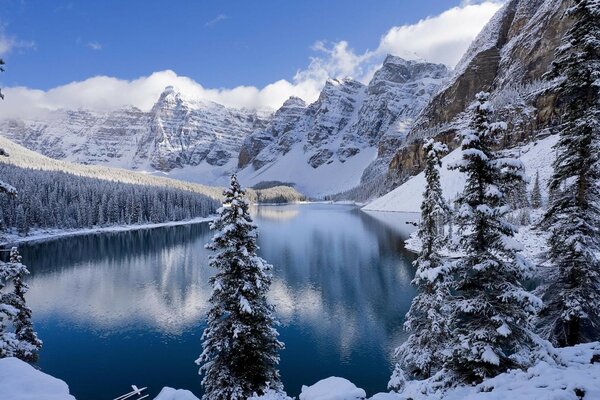 Pitorescas montanhas de Inverno nevadas