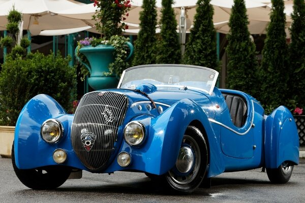 Auto retrò classica di colore blu