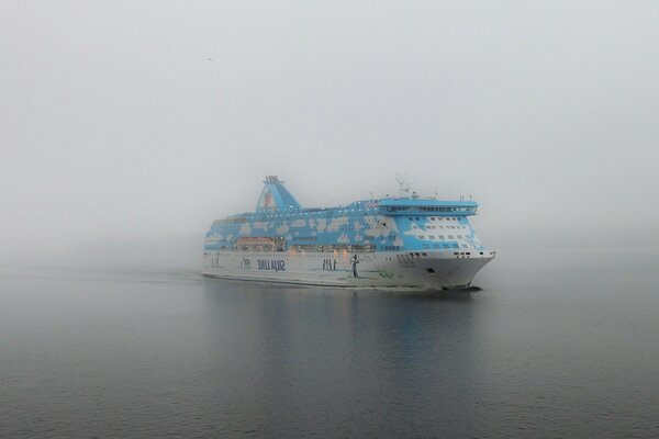 Schiffsschiff direkt aus dem Nebel