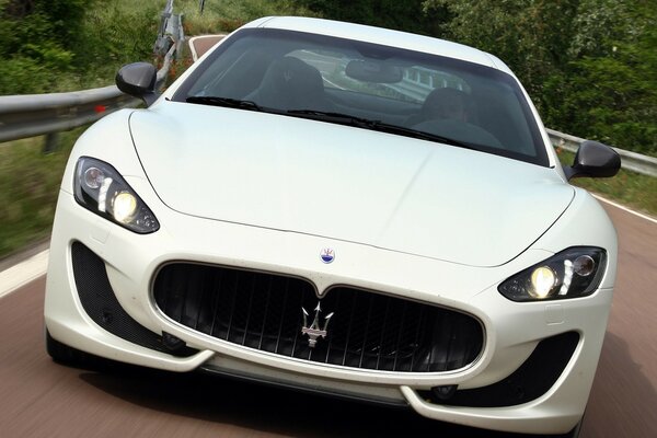 Voiture de sport blanche maserati se précipite copines