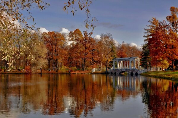 Goldener Herbst, die Blätter werden gelb an den Bäumen, der See ist groß