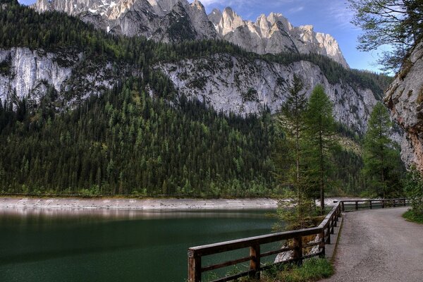 Landschaft auf dem Teich und den Bergen