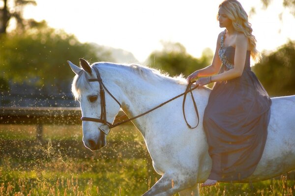 Mulher andando a cavalo