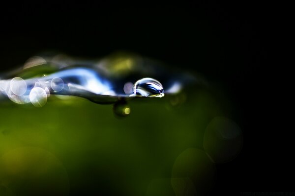 Abstract the fall of a drop of water