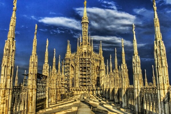 Hermosa arquitectura, casa grande con torre, hermosa ciudad