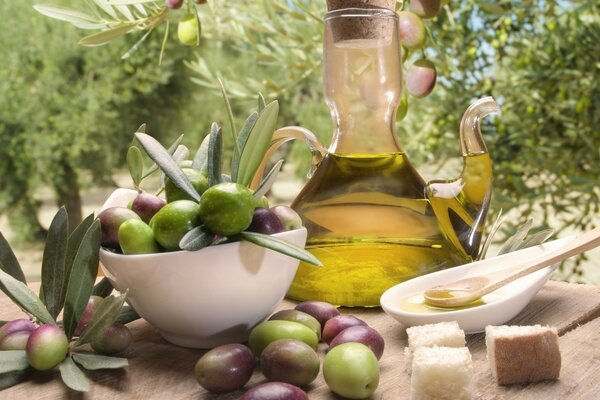 Aceite de oliva en la mesa, al aire libre