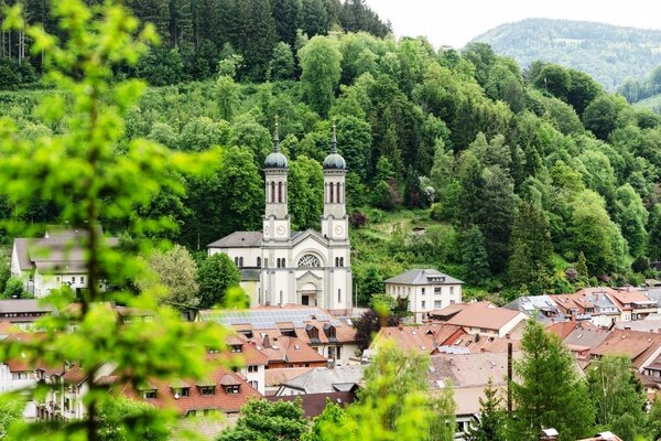 Vieille église sur fond de forêt d été