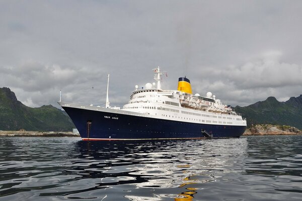 Eine Reise durch das Wasser auf einem weißen Liner