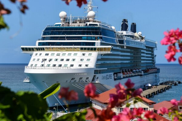 Ein riesiges Schiff bereitet sich auf eine Kreuzfahrt vor. wir warten auf die Abspaltung