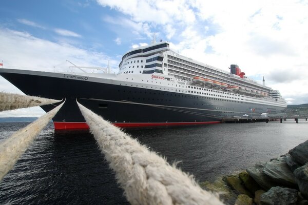 The liner standing quietly on the pier