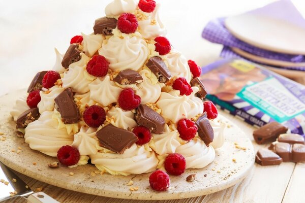 Kuchen mit Beeren und Schokolade und Baiser