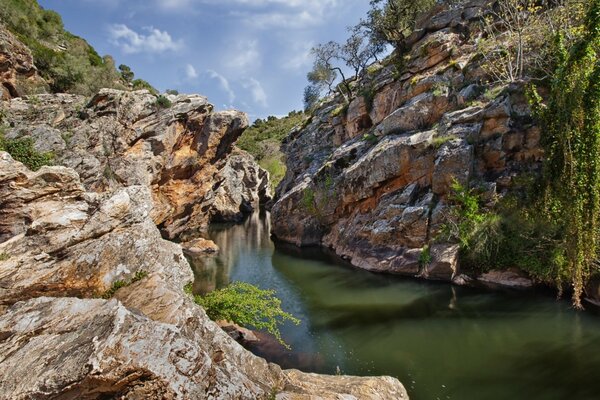 Un ruisseau incroyablement beau parmi les rochers