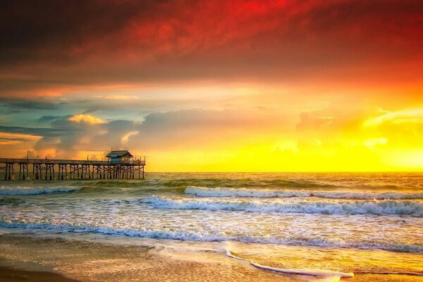 Hermoso atardecer y amanecer, el mar tranquilo