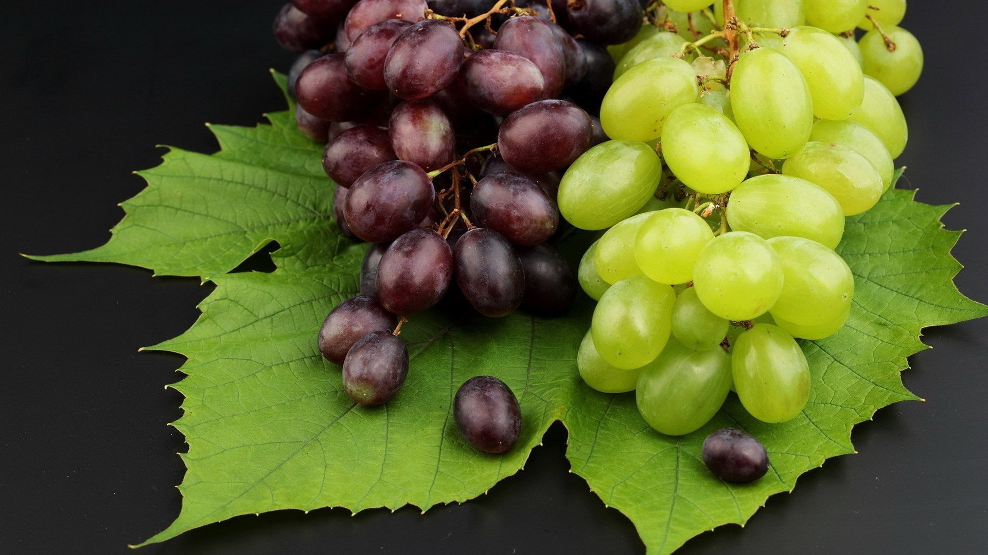 bayas fruta vid jugosa comida uva baya hoja saludable pasto uva vino crecer confitería viñedo pila bodega salud naturaleza agricultura