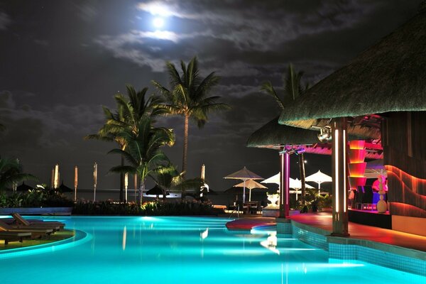 Cielo nocturno. Balneario. Piscina al aire libre