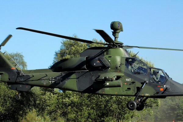 Helicóptero militar en misión de combate