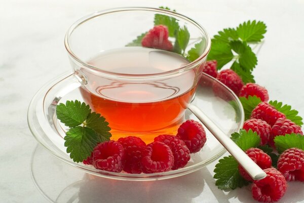 Sweet tea with raspberries and mint