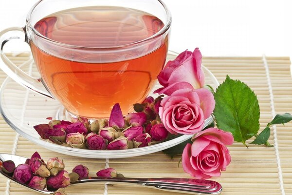 Té fragante con rosas en la mesa