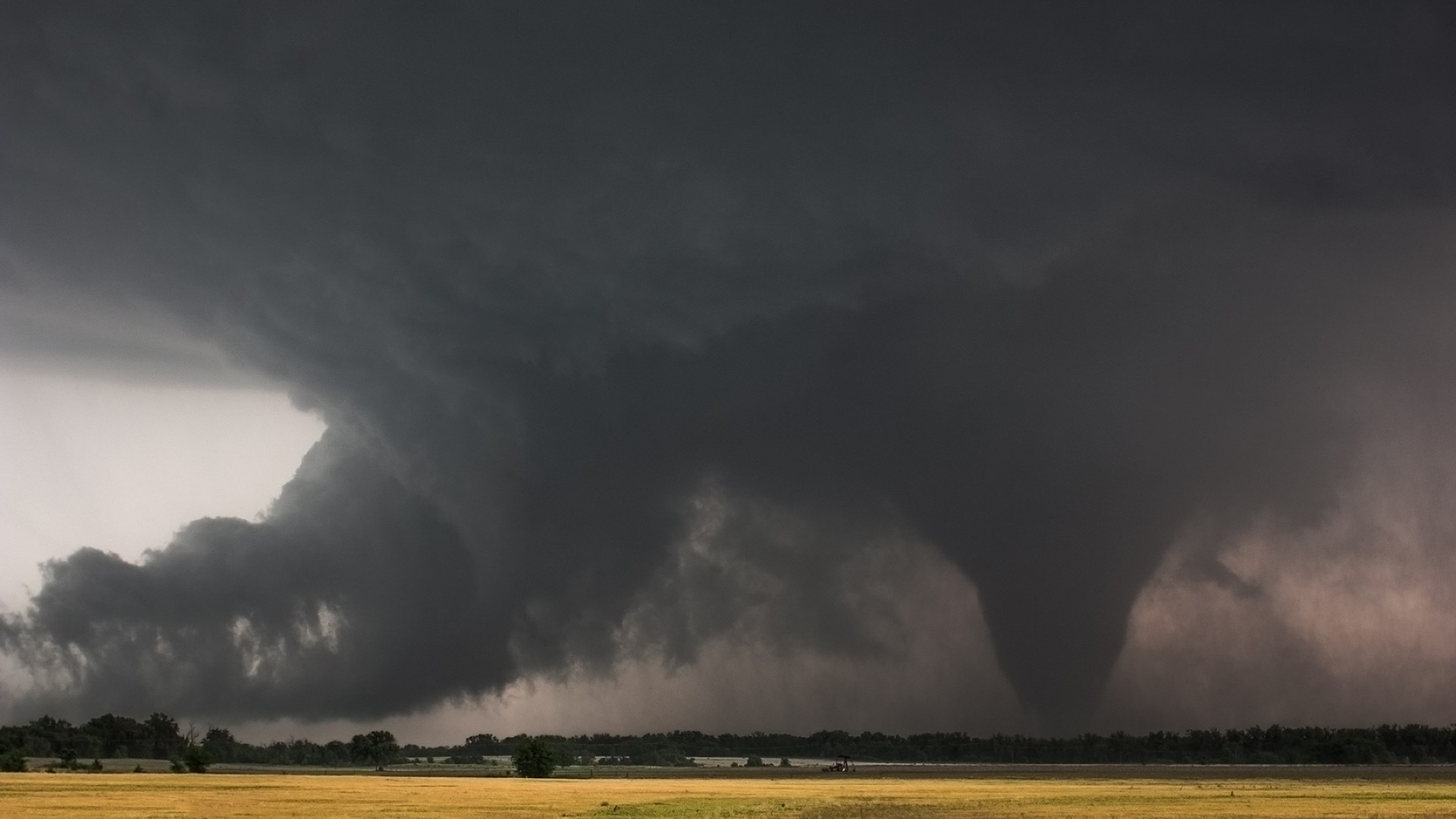 wiatr burza krajobraz deszcz burza z piorunami natura niebo na zewnątrz zachód słońca pogoda dramatyczne tornado wieś mgła ciemny jesień świt błyskawica podróż słońce